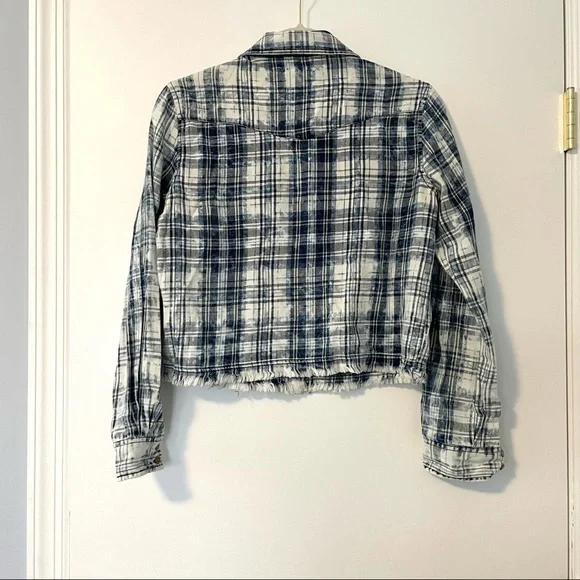 Design Lab Cropped Button Down Top - Picture 3 of 5